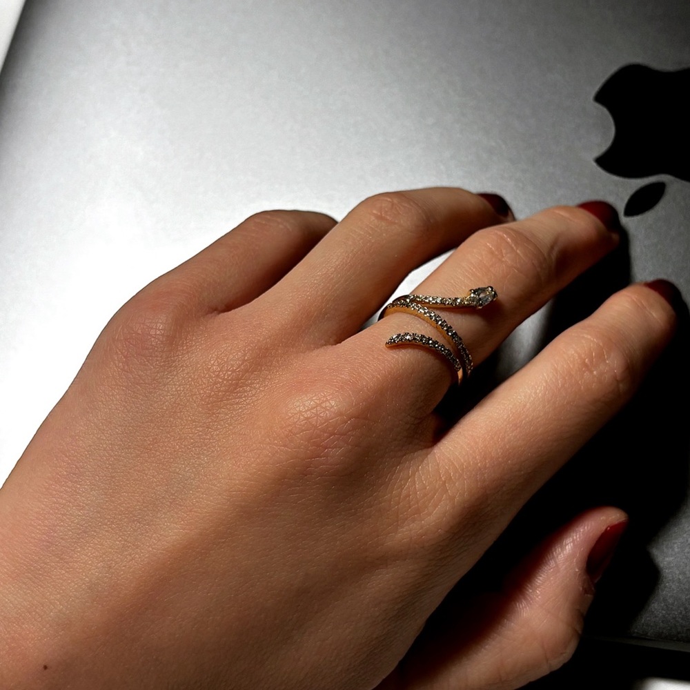 Sparkly snake ring